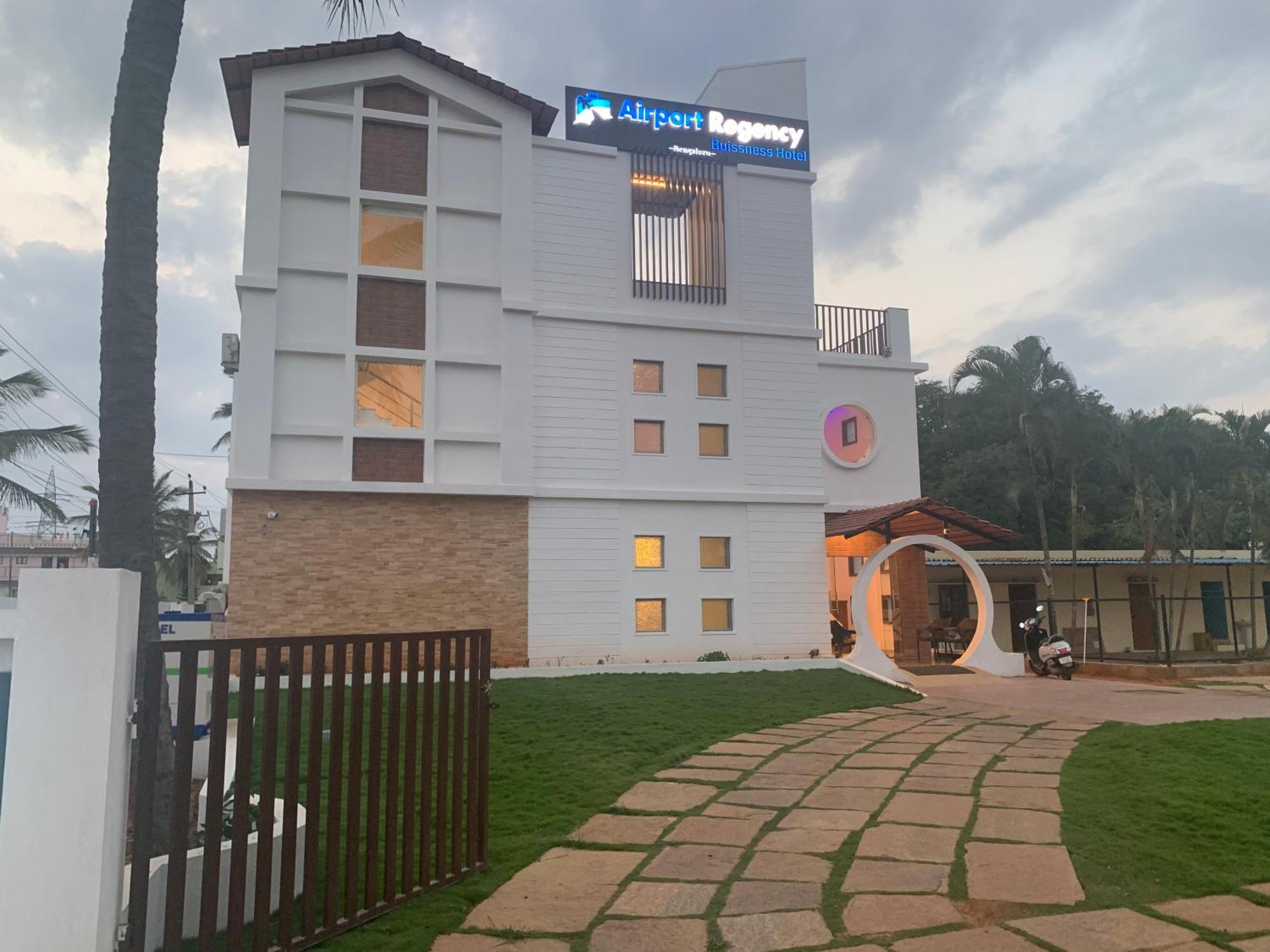 Airport Regency Hotel Devanahalli Bagian luar foto